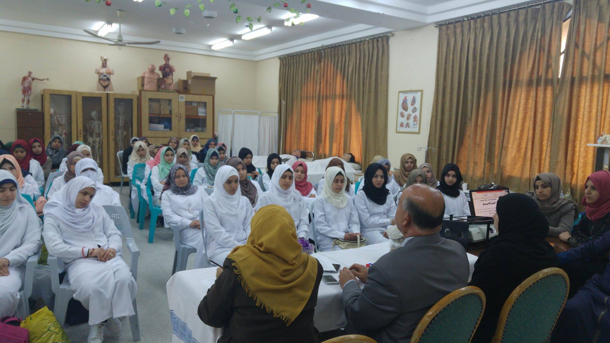 طالبات المستوى الأول -قبالة يؤدون قَسَم المهنة