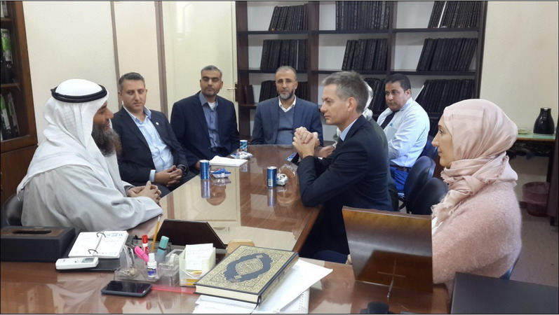 لقاء لكلية الشريعة والقانون مع مدير الصليب الأحمر- غزة