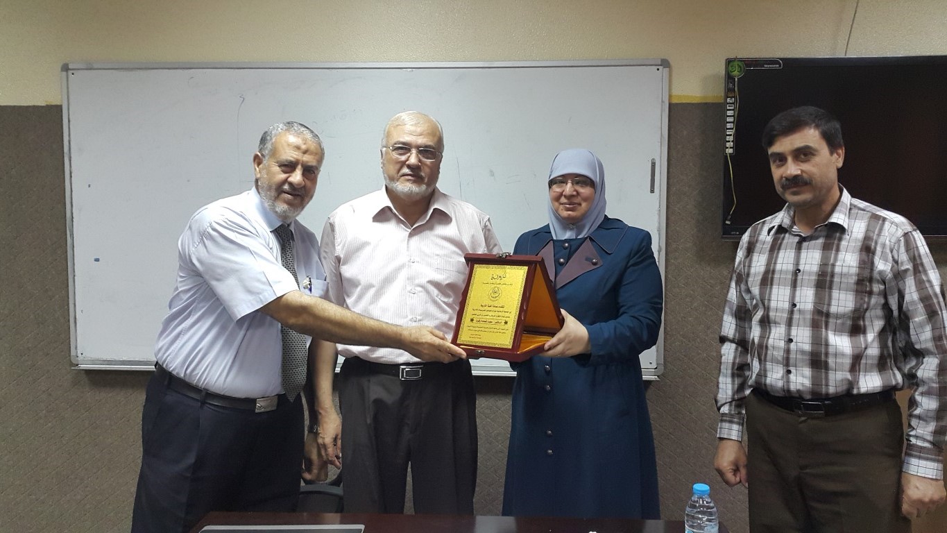 عمادة كلية التربية تكرم دكتور محمد زقوت
