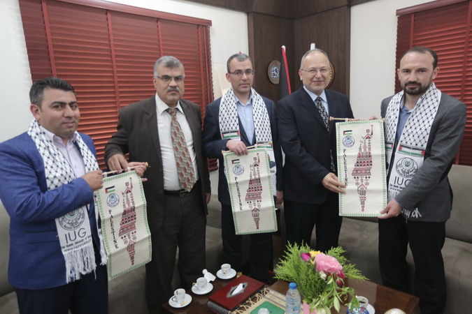 Head of Turkish Governmental Grants Visits IUG