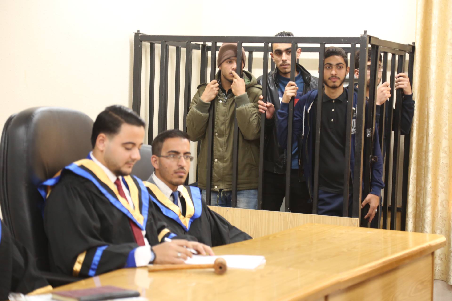 جانب من نشاط المحكمة الصورية الذي قام بتنظيمه نادي الشريعة والقانون استكمالا لمسرح الجريمة.