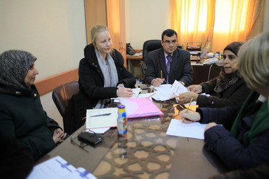 ممثلة المؤسسة النرويجية NORWAC تزور كلية التمريض لاستكمال برنامجها التدريبي لقسم القبالة وتفقد سير برنامج الدبلوم العالي في القبالة