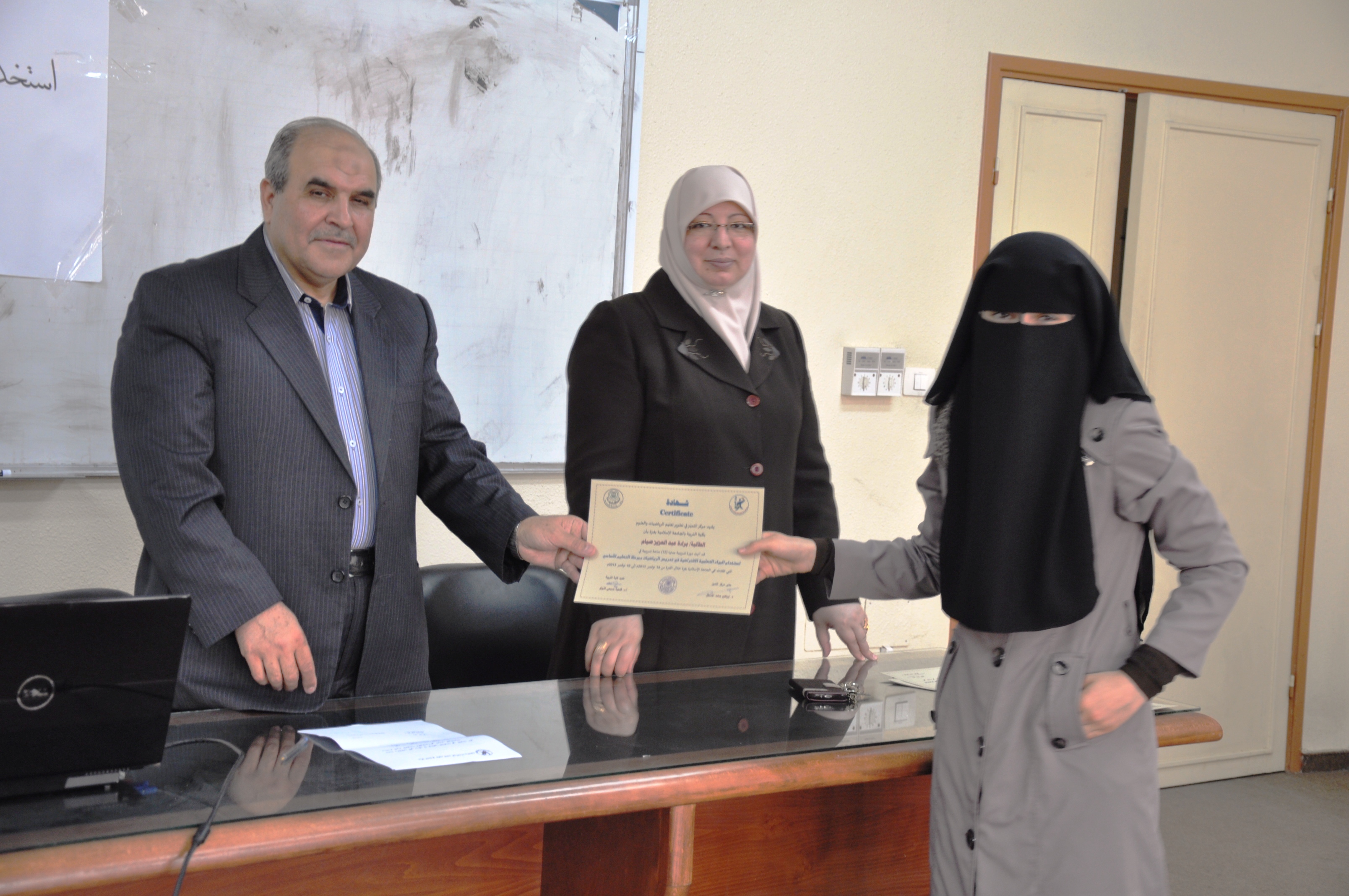 تكريم الطالبات المشاركات في دورة ” استخدام المواد الافتراضية في تدريس الرياضيات بمرحلة التعليم الأساسي”