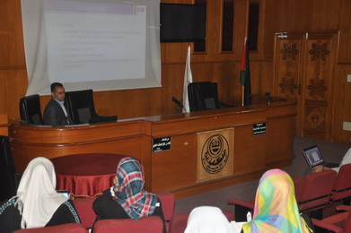 قسم البيئة وعلوم الأرض ينظم محاضرة علمية حول التنمية المستدامة