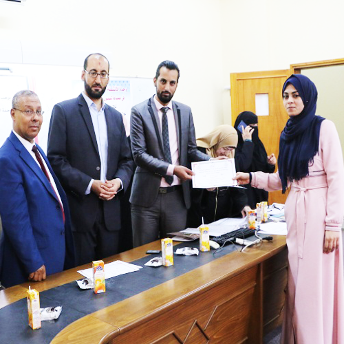 وحدة الأنشطة اللامنهجية بدائرة شئون الطلبة تكرم الطلبة المشاركين في الدورات التدريبية