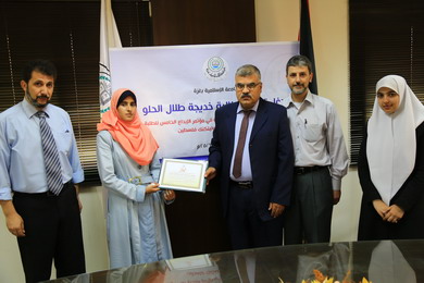 رئيس الجامعة يكرم الطالبة خديجة الحلو والفريق المشرف على المشروع