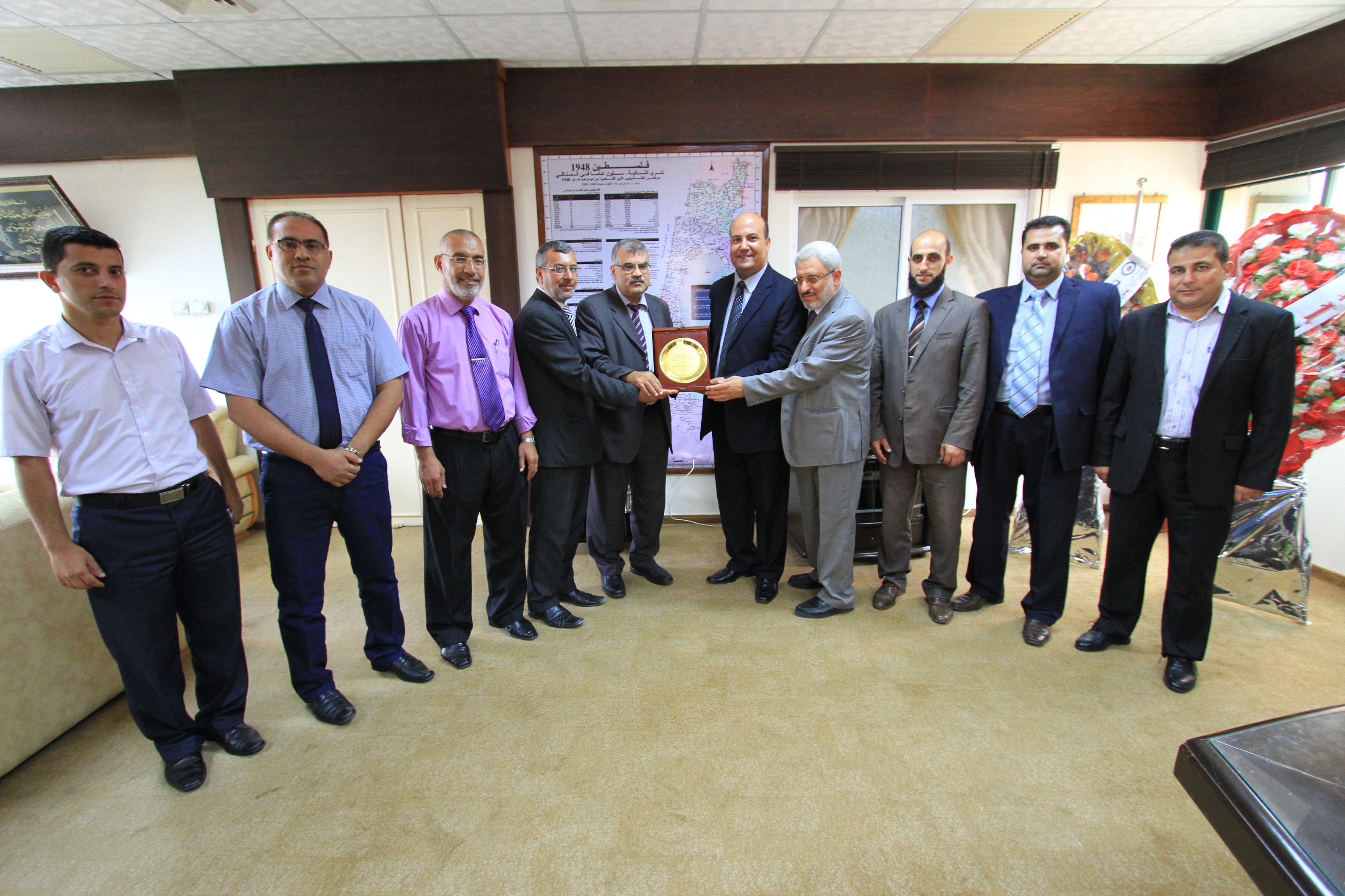 رئيس الجامعة والكلية يكرمون الأستاذ إبراهيم أبو شمالة من  UNDP بمناسبة ترقيته
