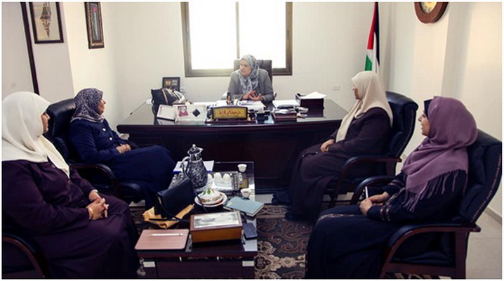 وفد من مركز دراسات المرأة بالجامعة يلتقي بوزيرة شؤون المرأة