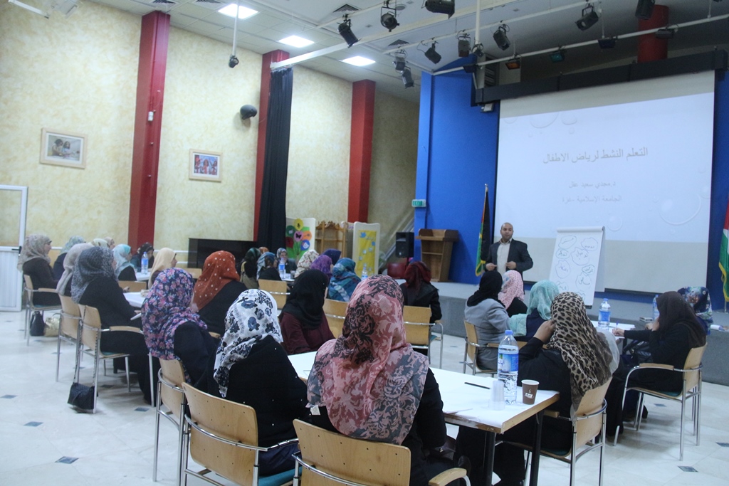 مشاركة مجموعة من أعضاء كلية التربية في ورشات عمل بمركز القطان