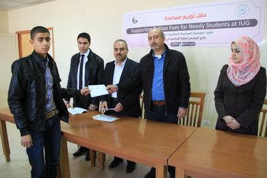 توزيع منح دراسية على عدد من الطلبة المحتاجين بالجامعة