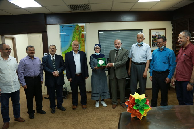 الجامعة الإسلامية تكرم المعلمة وصال كراز الحاصلة على جائزة مؤسسة “التعاون” للمعلم المتميز 2020 “إبداع معلم .. نهضة وطن”