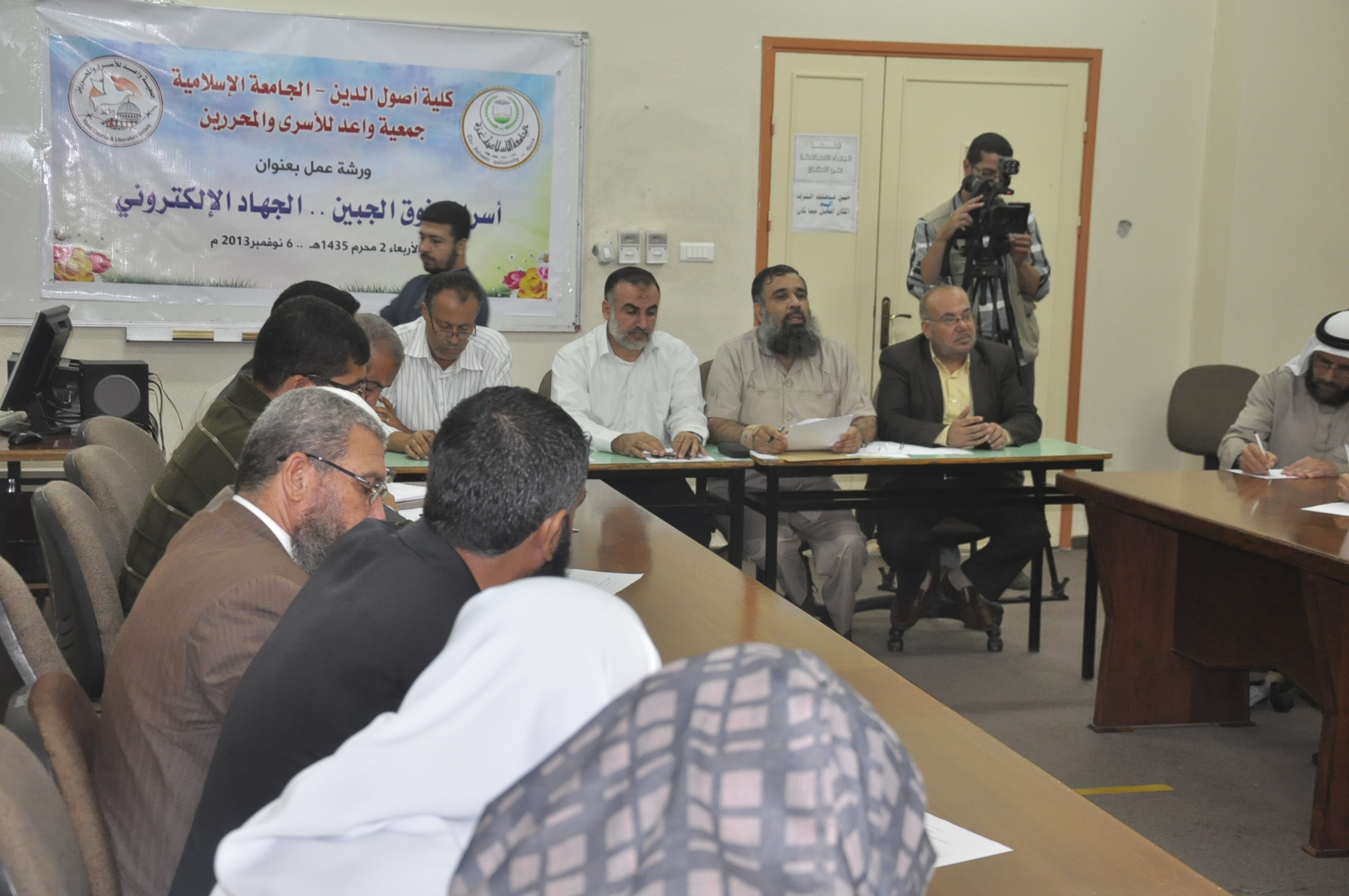 كلية أصول الدين بالتعاون مع جمعية واعد للأسرى والمحررين تنظم ورشة عمل بعنوان: “أسرانا فوق الجبين”