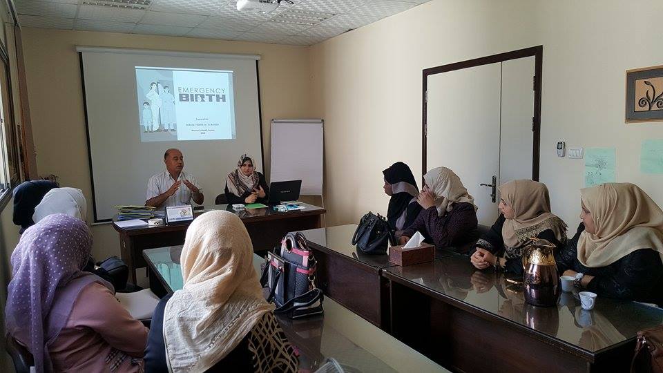 قسم القبالة ومركز صحة المرأة ينظمان برنامج تدريبي على الولادة الطارئة أثناء الحروب
