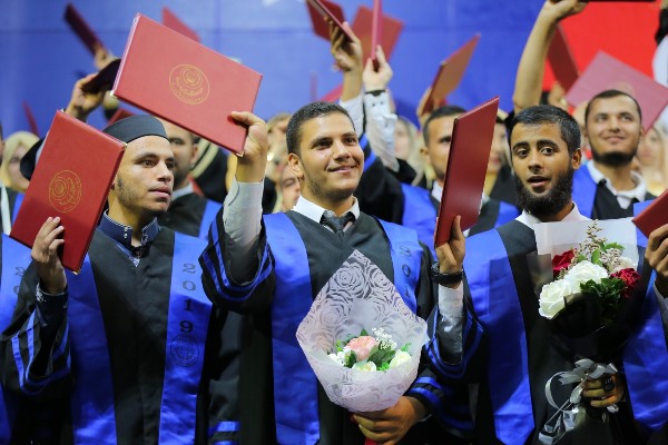 الاحتفال بتخريج طلبة قسم الشريعة الإسلامية بكلية الشريعة والقانون