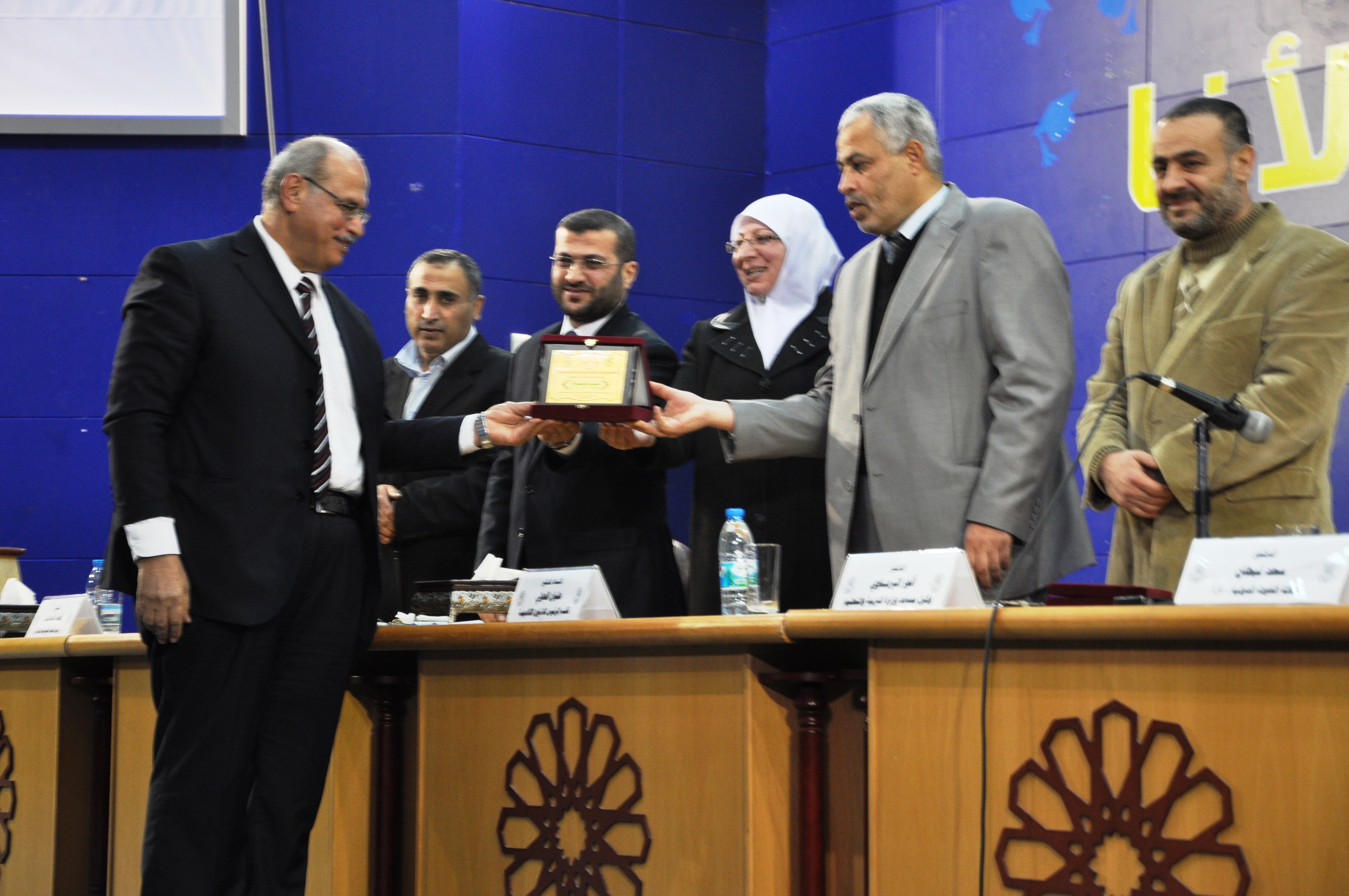 كلية التربية تكرم عدد من مدراء المدارس الحكومية ومدارس وكالة الغوث وتشغيل اللاجئين الفلسطينيين “أونروا”