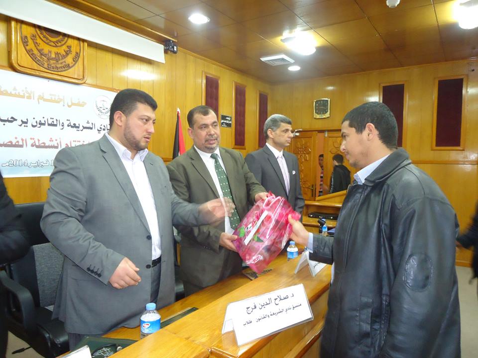قسم الشريعة الإسلامية يوزع كتاب سبل السلام على الطلبة