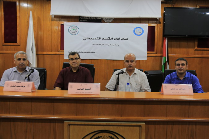 طلبة المستوى الثاني بكلية التمريض يؤدون القسم التمريضي