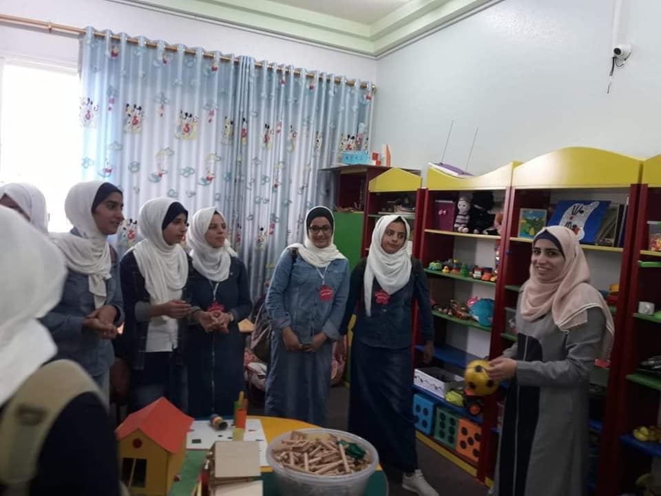 وفدا زائراً  مكون من (37) من طالبات مدرسة الجليل الثانوية (ب)