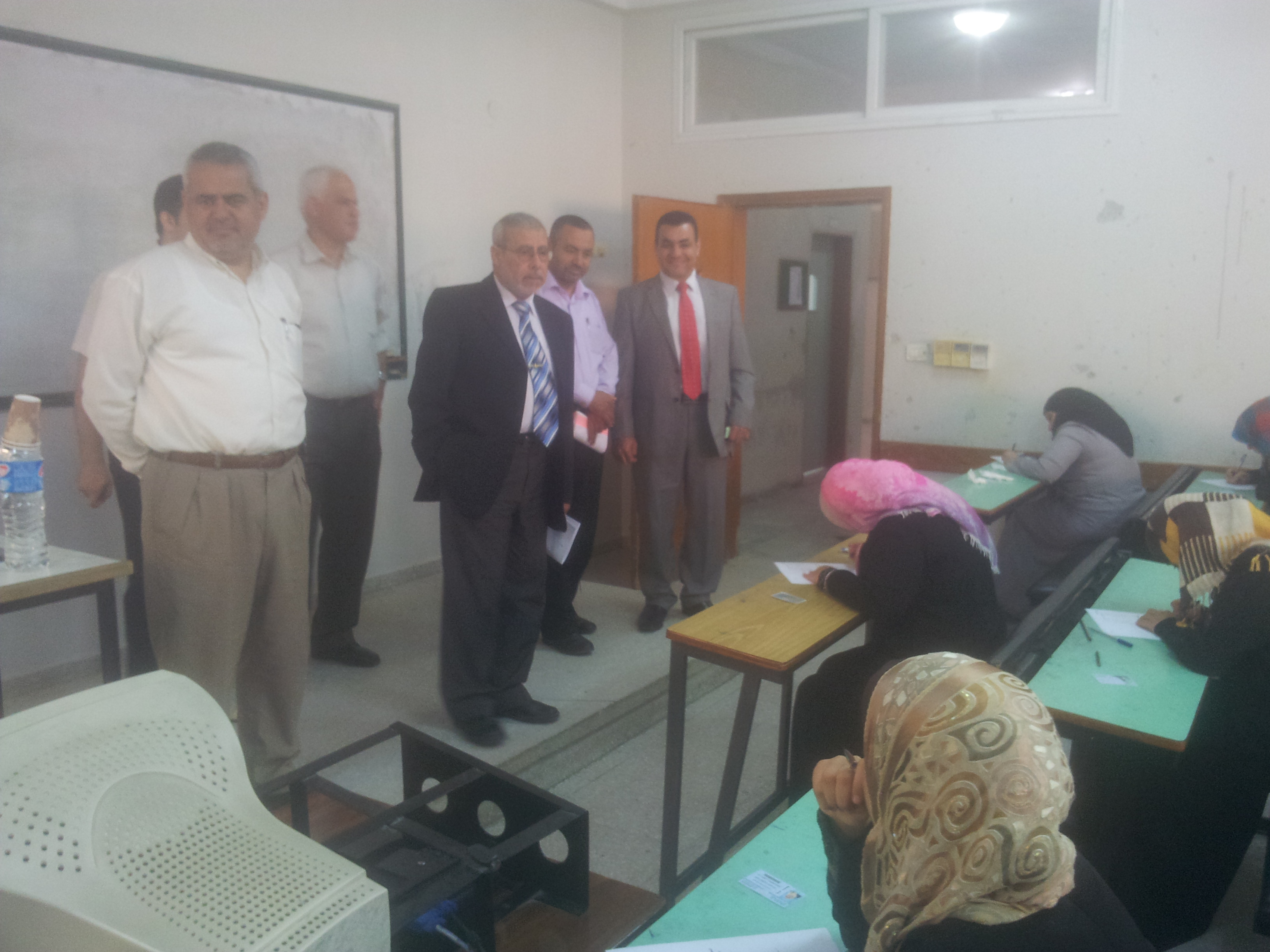 عميد كلية الآداب يقوم بجولة تفقدية للامتحانات النهائية