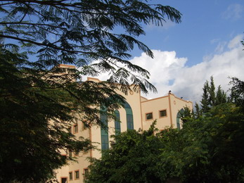 عمادة شئون الطلبة بالجامعة تشيد بدور مؤسسة الأيدي المسلمة في مساعدة الطلبة المحتاجين