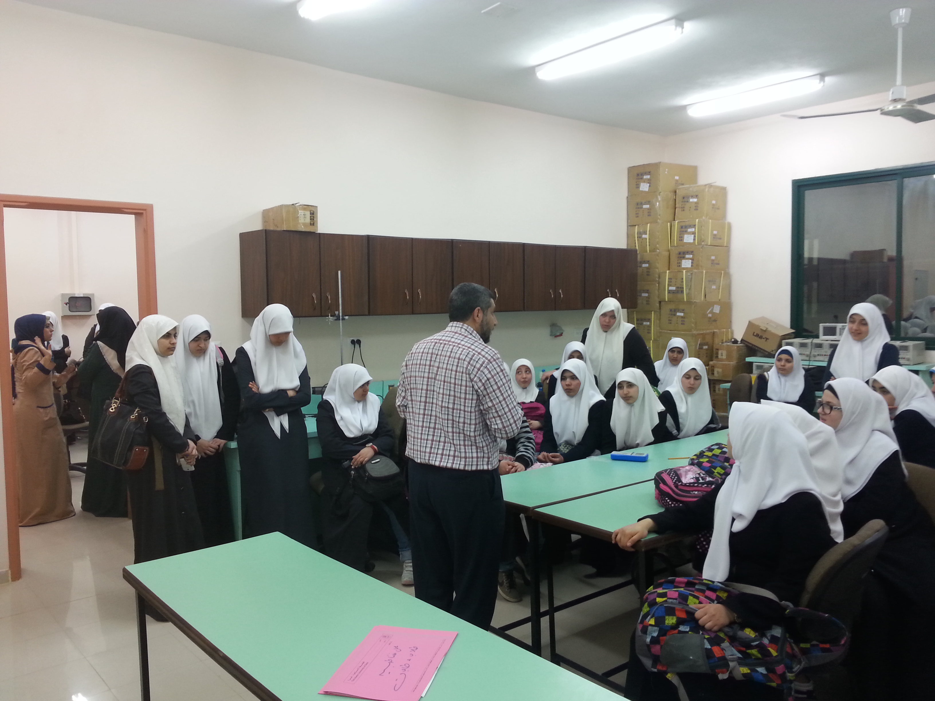 تقرير حول زيارة مدرسة دار الأرقم الثانوية للبنات لمختبرات كلية العلوم بالجامعة الإسلامية