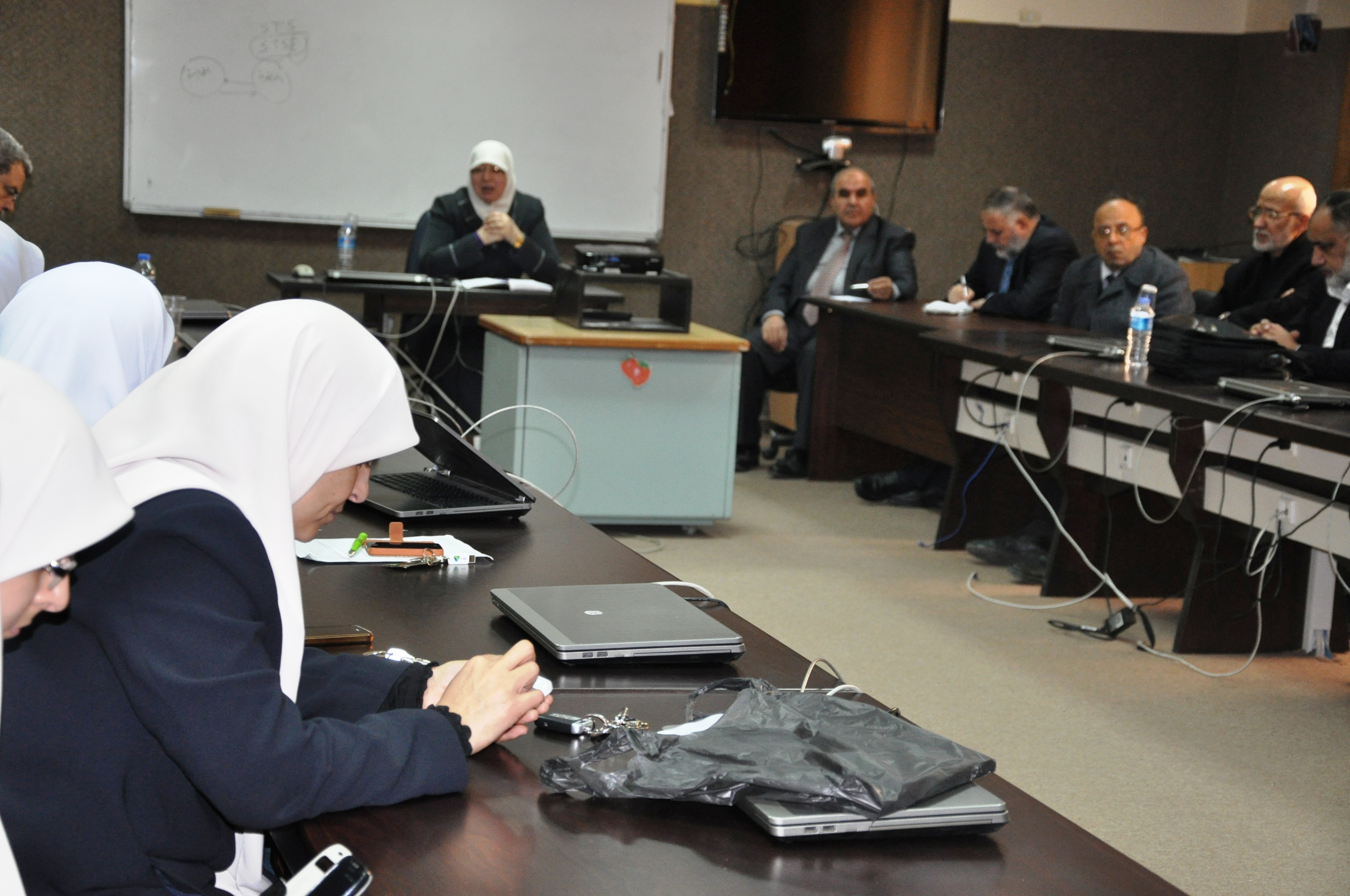 عمادة كلية التربية تعقد لقاءا تواصليا مع الهيئة التدريسية