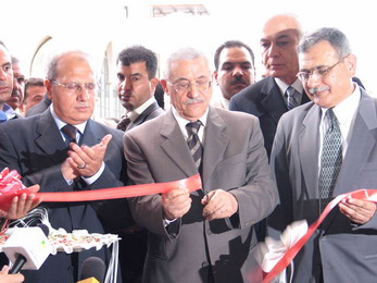 زار الجامعة الإسلامية وافتتح مبنى مملكة البحرين الجامعة الإسلامية بغزة تمنح الرئيس محمود عباس وسام الشرف من الدرجة الأولى