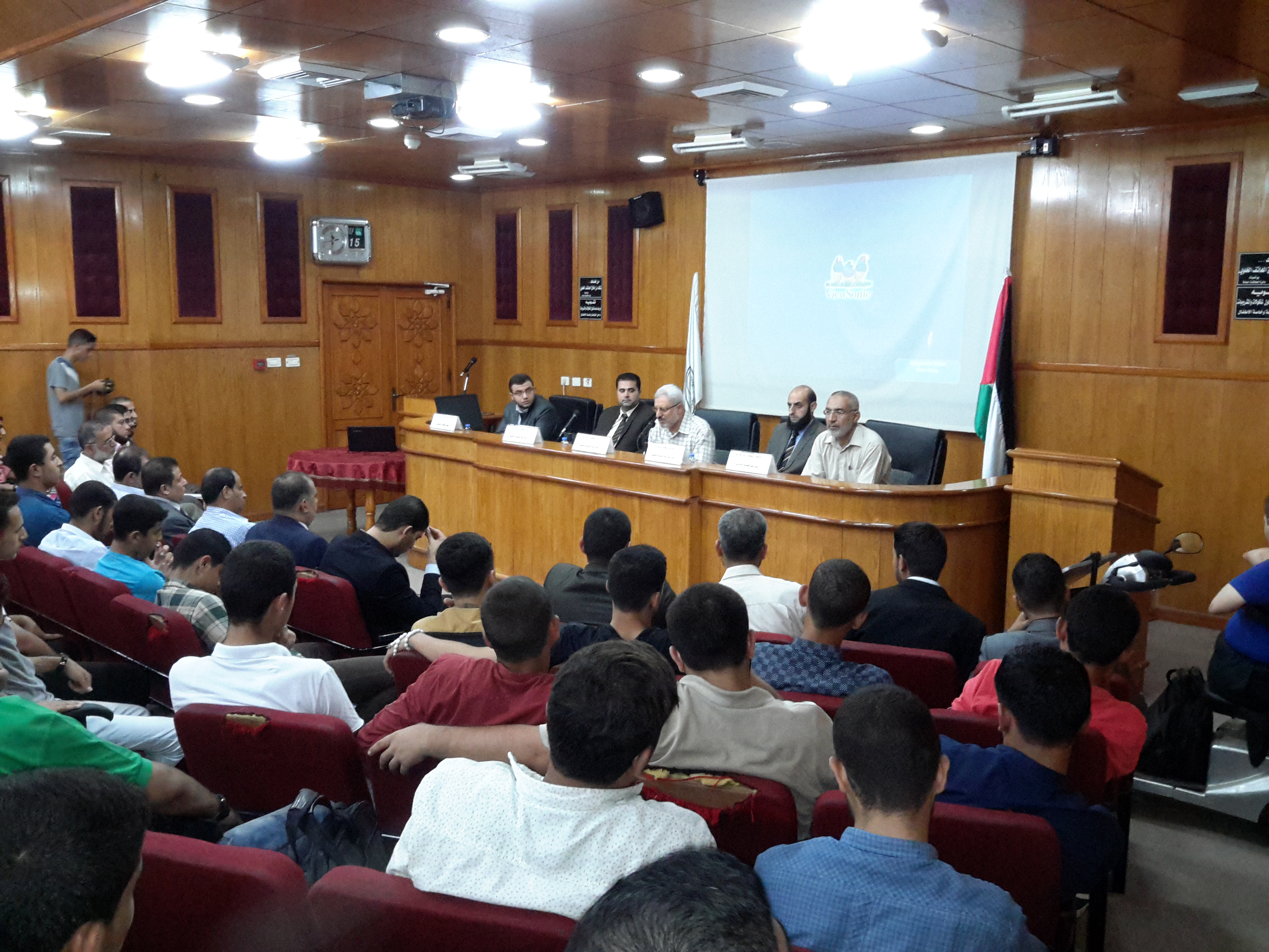 الكلية ترحب بالطلاب الجدد