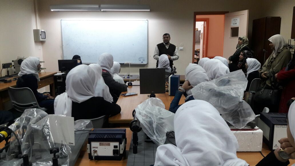 زيارة مدرسة شهداء دير البلح الاعدادية للبنات لمختبرات كلية العلوم