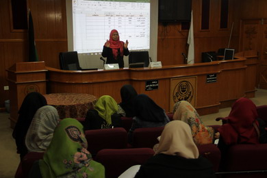 حاضنة الأعمال والتكنولوجيا وكلية التجارة تعقدان ورشة عمل للطلبة المتأهلين ضمن مسابقة أبدع بأفكارك2
