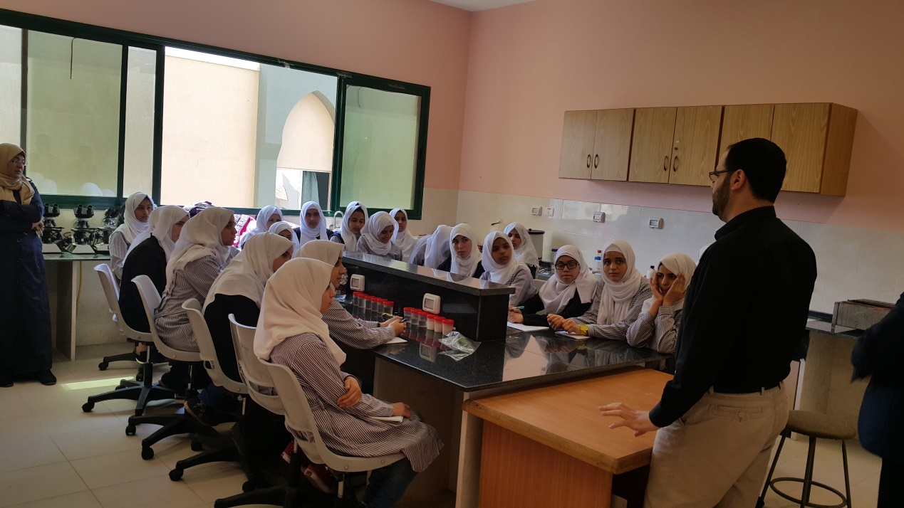 طالبات مدرسة بنات غزة الاعدادية “ب” تزور كلية العلوم بالجامعة الاسلامية