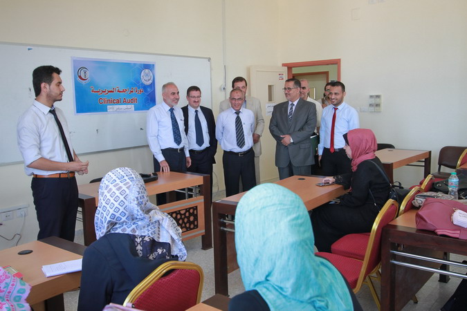 رئيس الجامعة يتفقد مدينة فلسطين الطبية ويهنئ طلبة كلية الطب ببدء العام الدراسي الجديد 2017-2018م