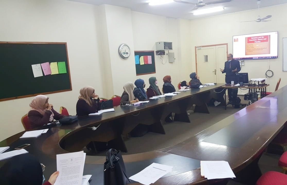 جانب من اليوم الأول لبدء الدراسة في دبلوم  الترجمة اللغوية