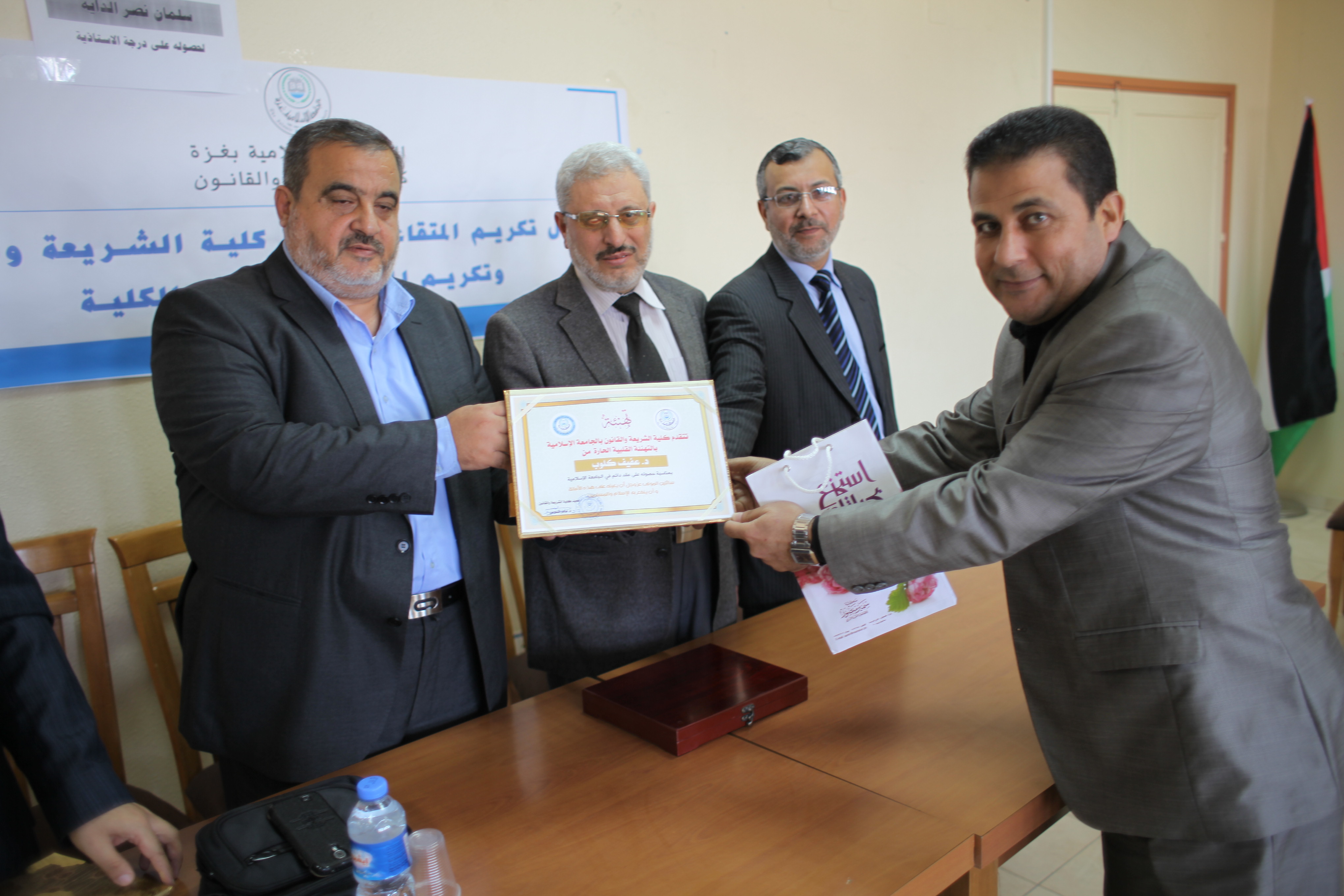 الكلية تكرم مجموعة من أعضاء الهئية التدريسية لمناسبات متعددة