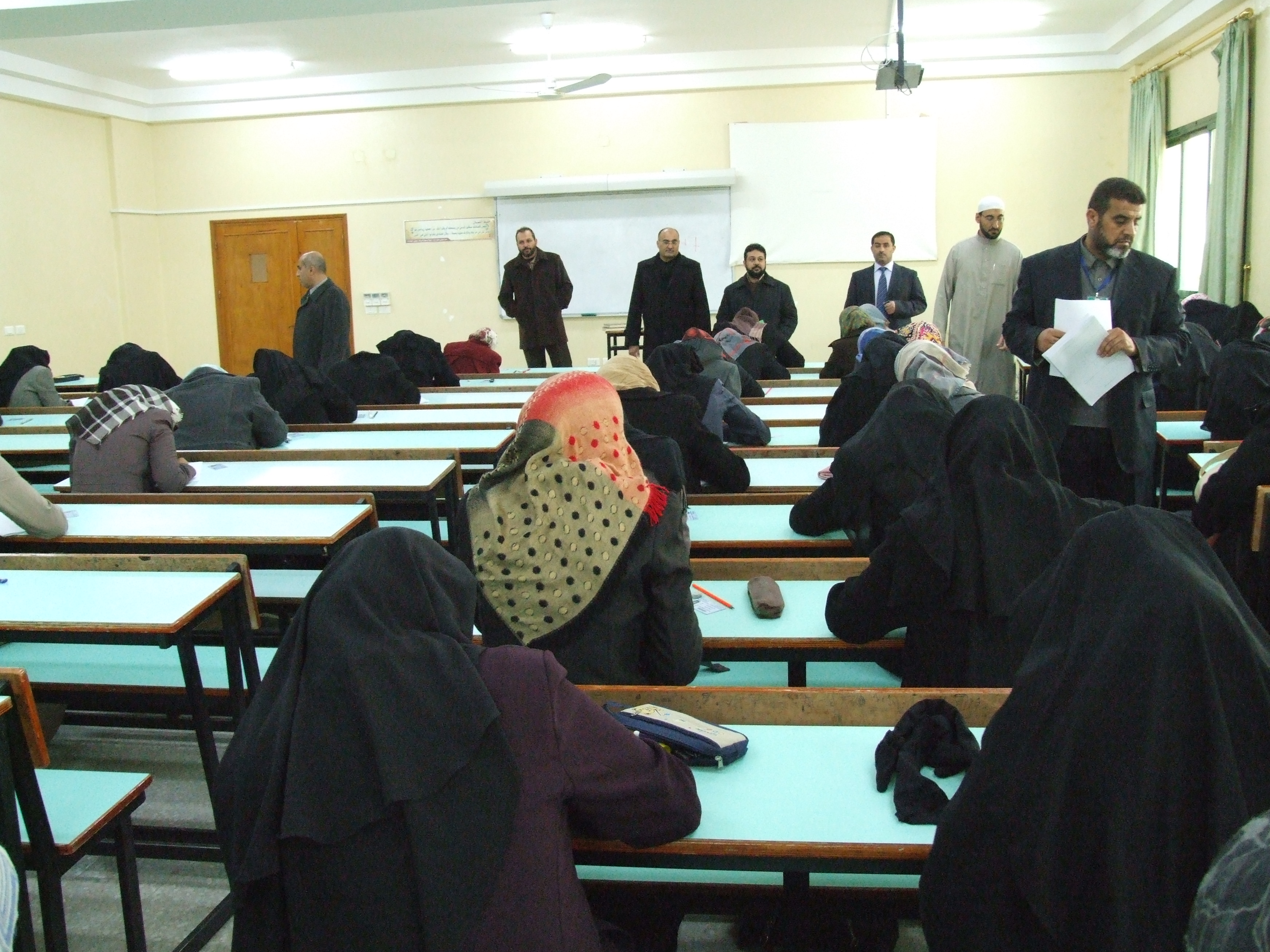 بدء الامتحانات النهائية للفصل الدراسي الأول من العام الجامعي 2013/2014م  بفرع الجامعة الإسلامية في الجنوب