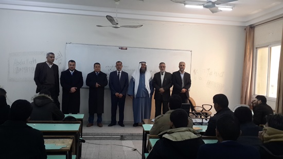 عمادة كلية الشريعة والقانون تتفقد القاعات الدراسية ، وتهنئ الطلبة ببداية الفصل الثاني.