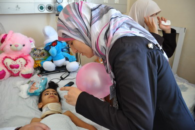 فريق دعم نفسي من طلبة الجامعة يزور الأطفال الجرحى في مستشفى دار الشفاء