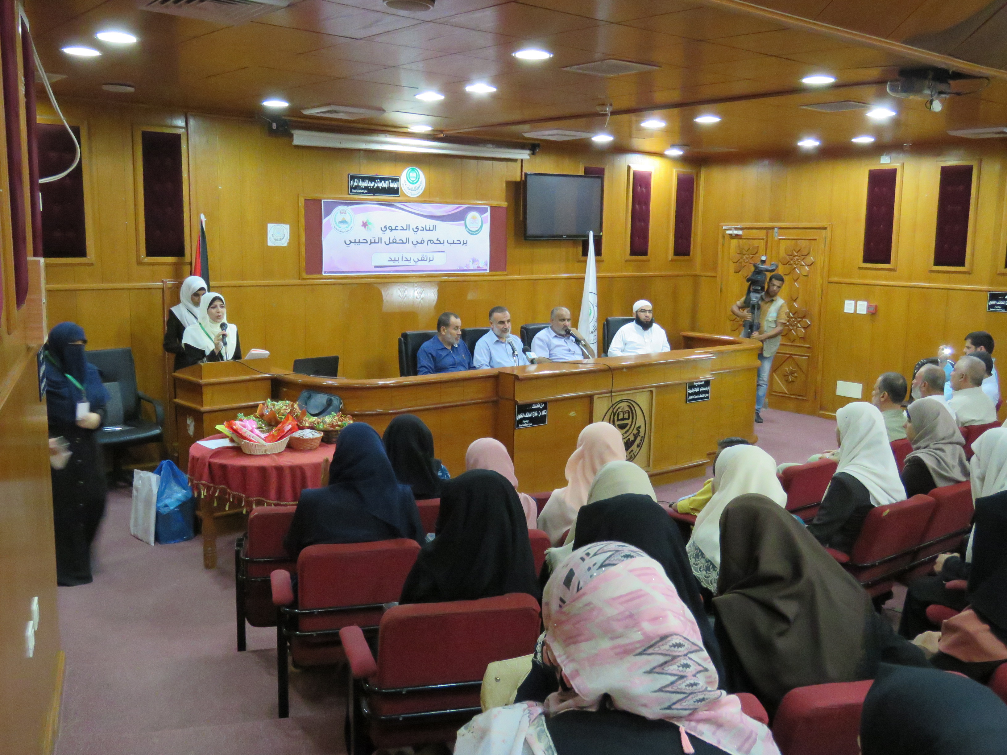 عقد اللقاء الترحيبي لطالبات الكلية “نرتقي يدًا بيد”