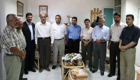 قسم الصحافة والإعلام بالجامعة يهنئ هيئة الإذاعةالبريطانية بإطلاق سراح الصحفي جونستون ويعود المصور الصحفي غانم في مشفى الشفاء
